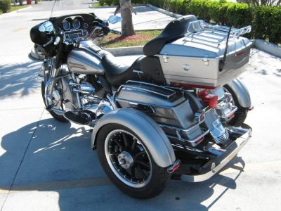 Harley-Davidson FLHT + Triax avec pneus 130-90-16